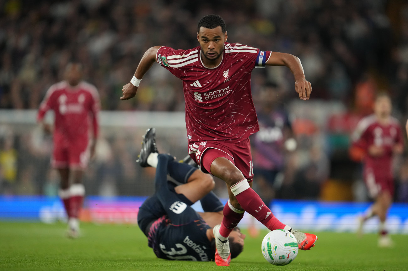 Liverpool amontoam a desgraça para o Tottenham na Copa da Liga, Dowman brilha pelo Arsenal