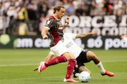 Disputa de bola na partida entre Corinthians e Fluminense