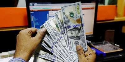 Corretor mostra notas de d&oacute;lar americano em uma casa de c&acirc;mbio em Karachi, no Paquist&atilde;o, em 3 de dezembro de 2018. REUTERS/Akhtar Soomro Foto: Reuters