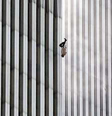 Era um dilema horrível que ele [homem da foto] enfrentou, sufocar ou cair, e escolheu a segunda opção Foto: Richard Drew para AP