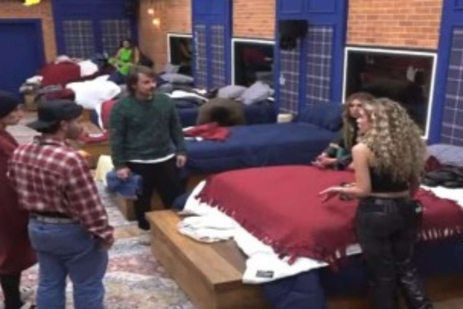 Daniel Erthal e Stephanie Gomes brigam por cama