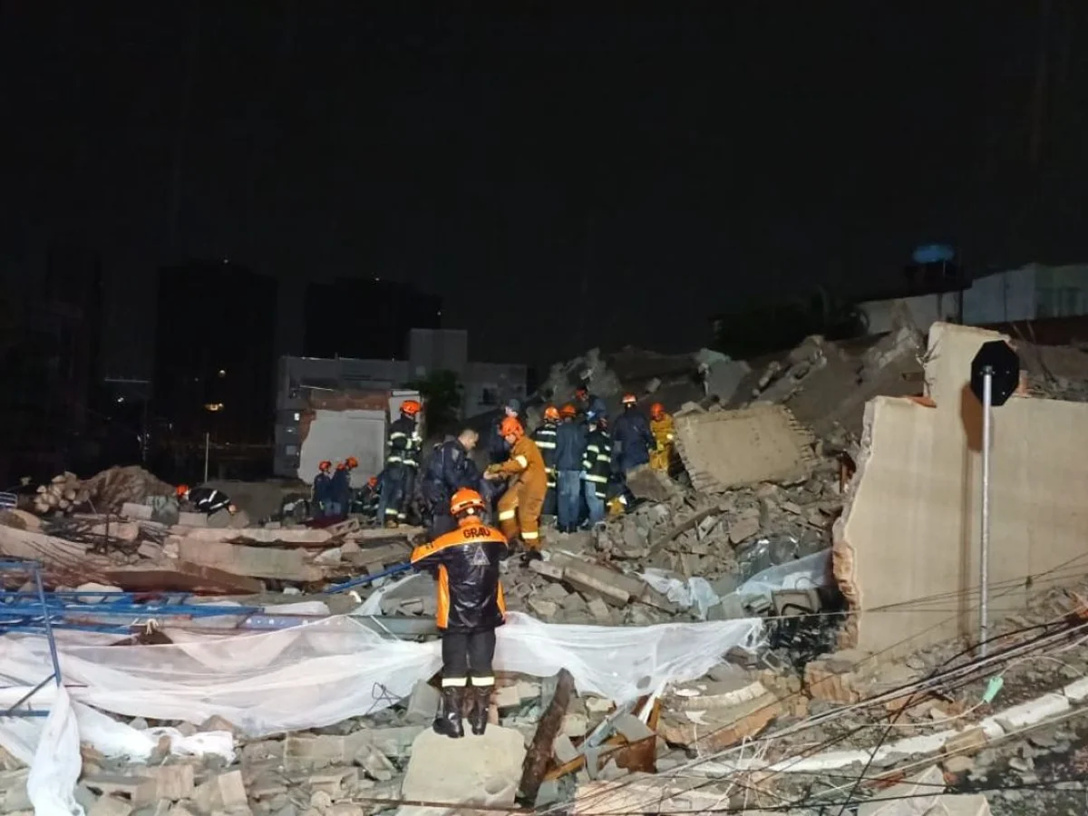 Desabamento em SP: bombeiros seguem busca por soterrados. Uma pessoa morreu
