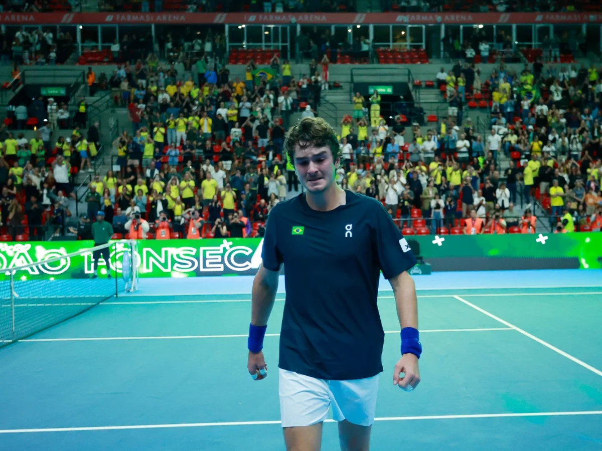 Copa Davis: João Fonseca chora após vitória no jogo inicial contra a Suíça