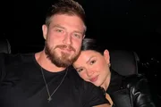 Juliette mostra convite de padrinhos de casamento em formato de ovo