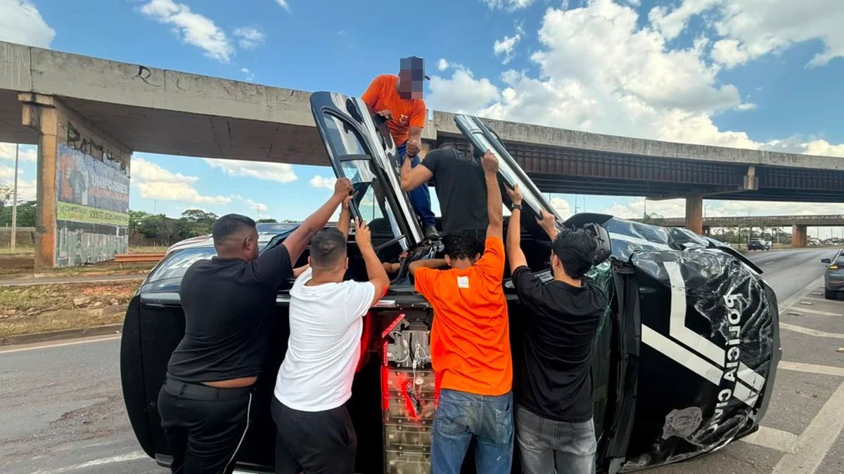 Viatura da Polícia Civil do DF capota e deixa um agente ferido