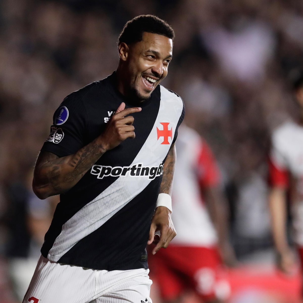 Vasco se impõe em São Januário, derruba Santa Fe e vai à semifinal da Sul-Americana