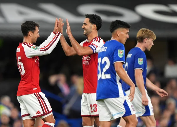 Arsenal goleia Ipswich e garante classificação na Copa da Liga Inglesa