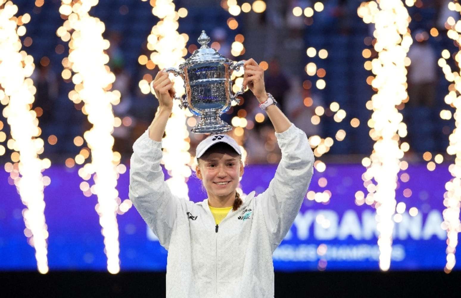 Elena Rybakina levanta o trof&eacute;u do US Open em Nova York 12 de setembro de 2026 IMAGN IMAGES via Reuters/Robert Deutsch