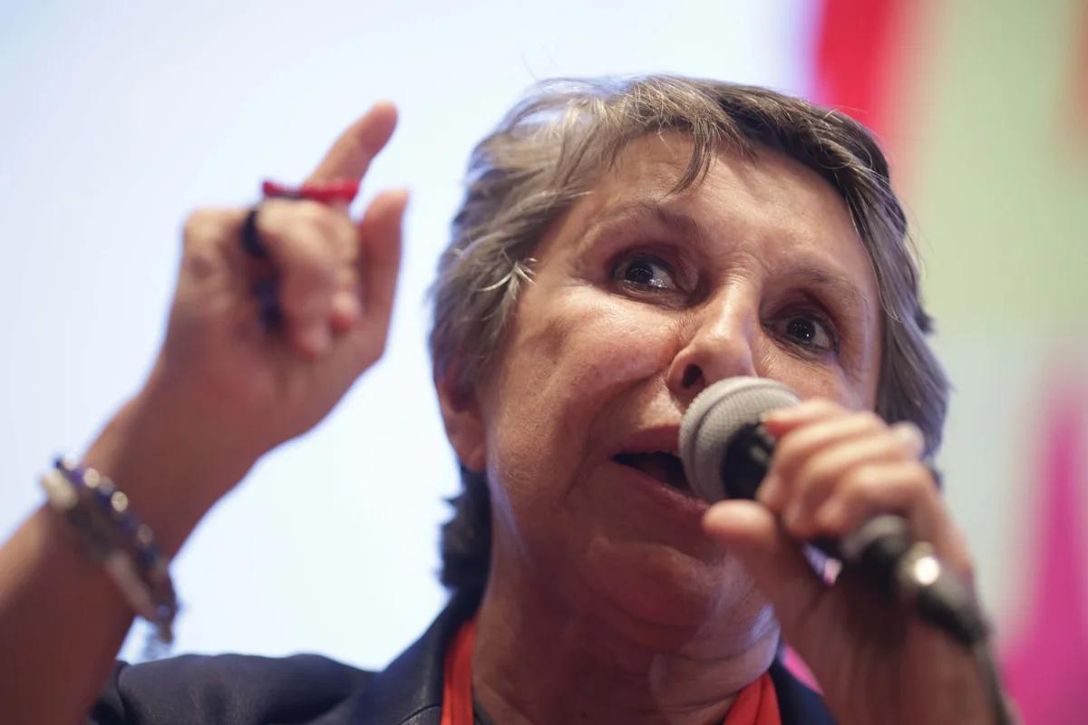Imagem da matéria: Erika Kokay propõe barrar familiares em chapas como de Michelle e Bia Kicis