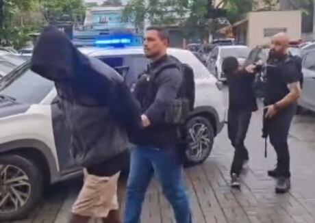 Polícia prende dois traficantes e apreende arma e drogas durante ação em Belford Roxo (RJ)