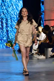Calado reverencia fiandeiras de Urucuia na 3ª noite do Metrópoles Catwalk
