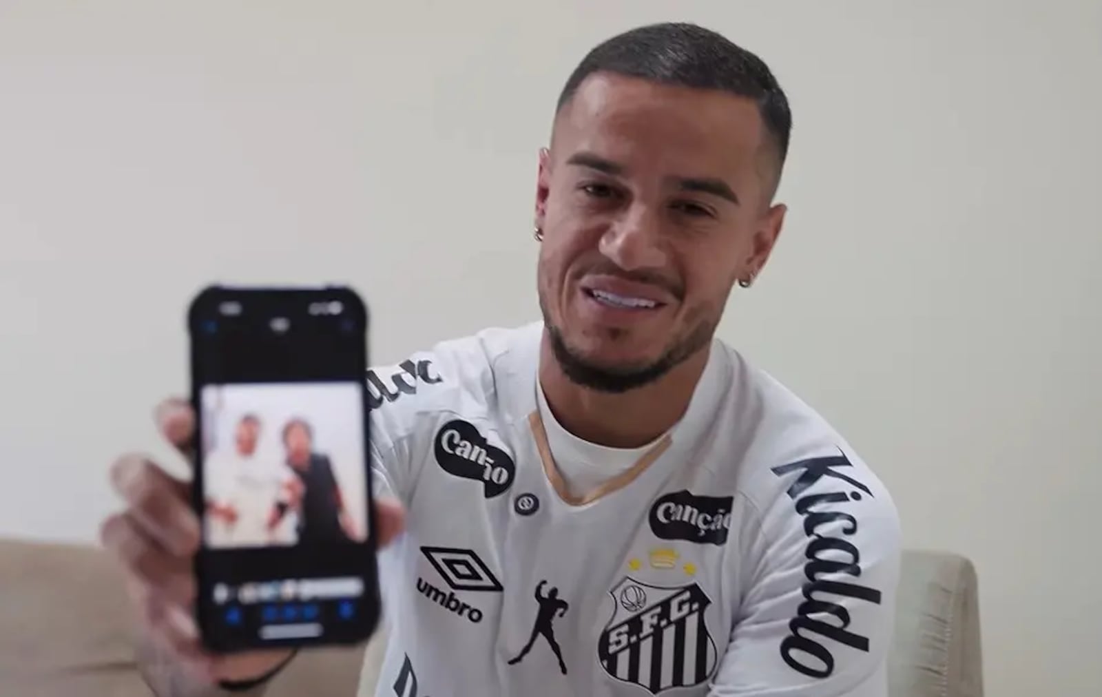 Neymar sabia do sofrimento de Philippe Coutinho, seu amigo desde a infância, quando ambos eram convocados para os time de base da Seleção Brasileira Reprodução/Santos TV