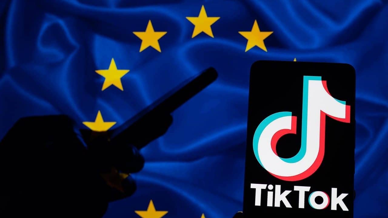 celular com logo do tiktok sobre a bandeira da união europeia