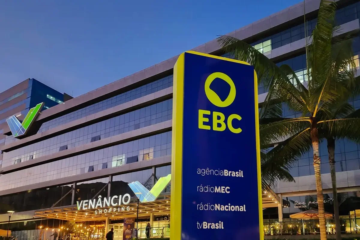 imagem colorida com símbolo da EBC