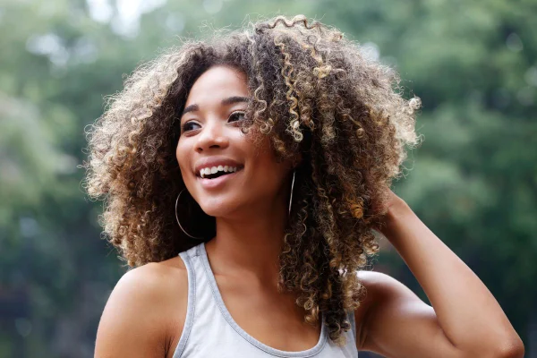 Zendaya aposta no corte pixie para o Emmy 2026; inspire-se no visual