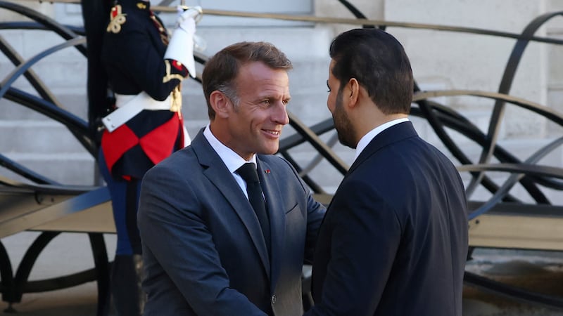 O primeiro-ministro iraquiano busca apoio na França para aliviar a pressão sobre as exportações de petróleo