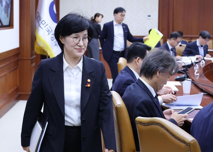 Gender Equality Minister Won Min-kyong enters a government policy coordination meeting at the government complex in Seoul, Wednesday. Yonhap