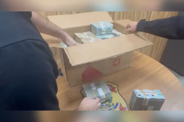 Políticos são alvo da PF por elo com "montanha de dinheiro” de R$ 2 milhões