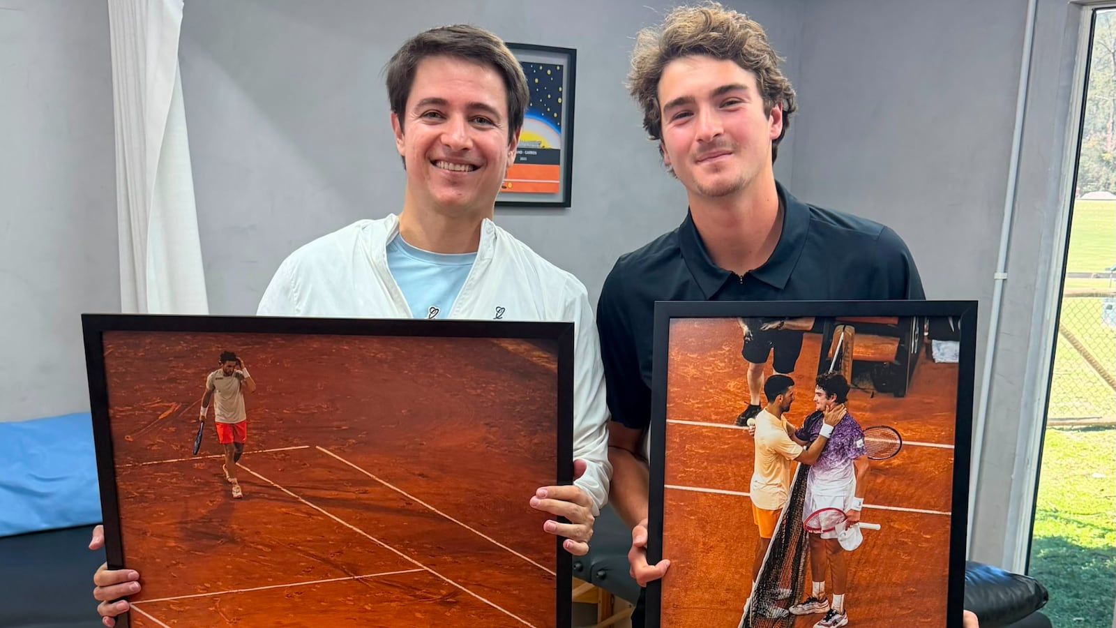 Felipe eterniza o momento em que presenteia João Fonseca com um quadro Arquivo pessoal/Felipe Figueiredo