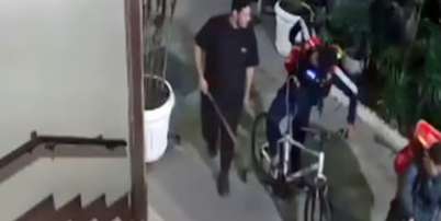 Polícia tenta prender entregadores suspeitos de linchar ciclista em Copacabana Foto: Reprodução/Redes sociais