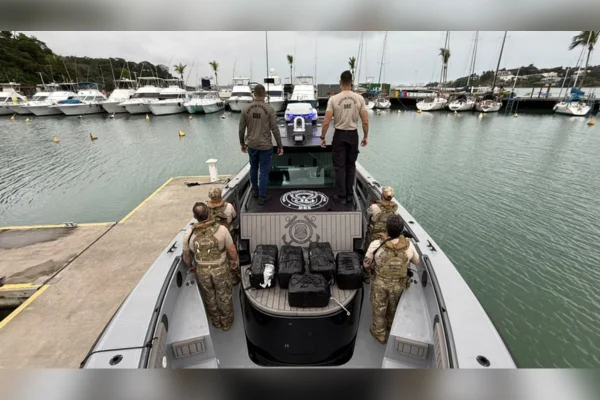 PF acha bolsas recheadas de cocaína em casco de embarcação rumo à Itália