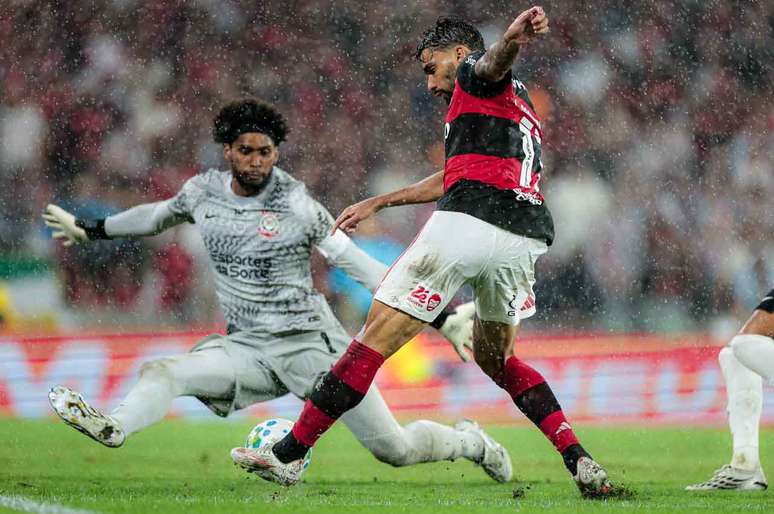 Em jogo do ano para o Corinthians, Depay e estádio têm "prova de fogo"