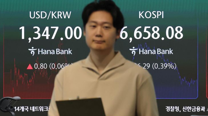 The benchmark KOSPI is displayed at a dealing room of Hana Bank in Seoul, Tuesday. Yonhap