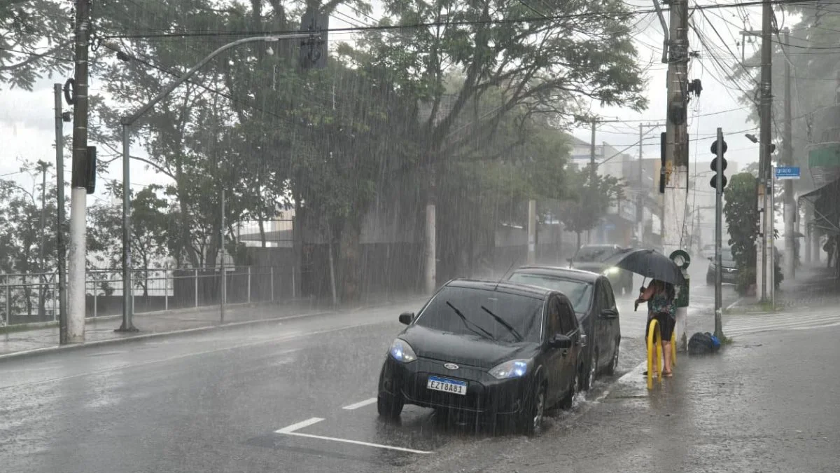 Cidades de SP suspendem aulas após alerta de temporal com risco de tornado