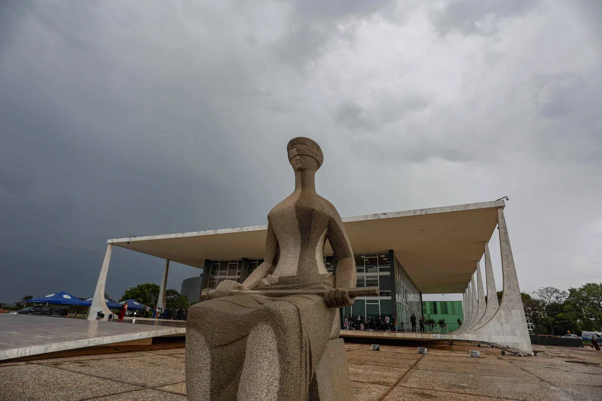 Estátua em frente ao Supremo Tribunal Federal STF é a escultura A Justiça, criada em 1961 pelo artista plástico mineiro Alfredo Ceschiatti - Metropoles
