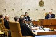 Crise no STF vira "ganha-ganha" para Flávio Bolsonaro, avaliam aliados