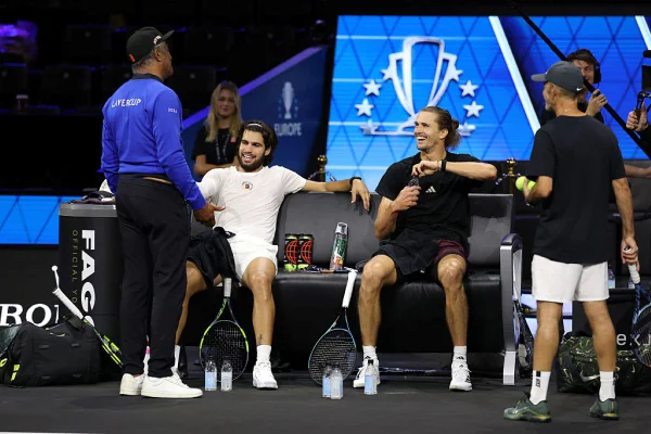 Carlos Alcaraz elogia Zverev: "Melhor jogador do mundo neste momento"