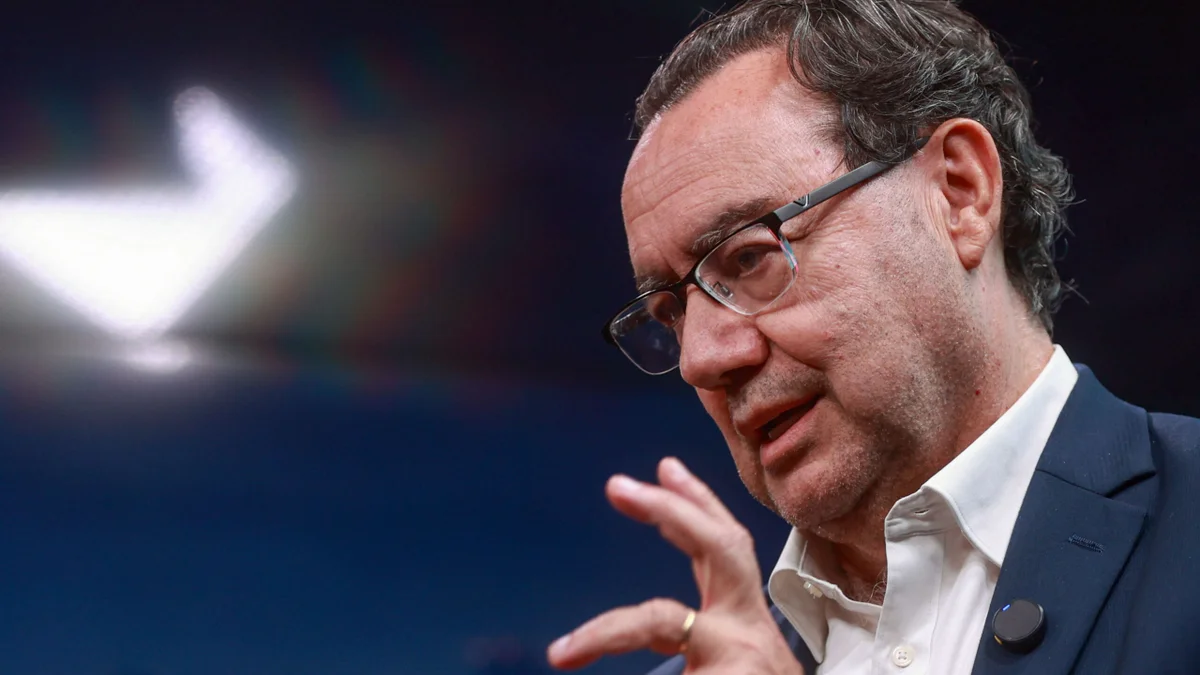 Em campanha por SP, Augusto Cury atende eleitores em frente ao Masp