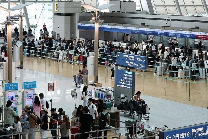 The Incheon International Airport, west of Seoul, is crowded with passengers, July 16, during a holiday season. Yonhap