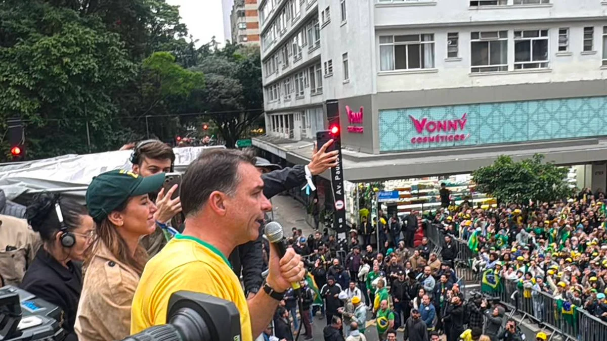 Flávio modera discurso ao mercado e endurece com pauta anti-STF nas ruas