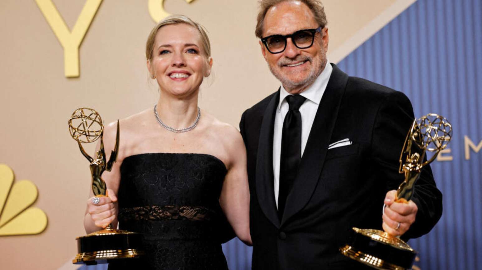 Katie Dippold, vencedora do pr&ecirc;mio de Melhor Roteiro em S&eacute;rie de Com&eacute;dia por &ldquo;Widow&rsquo;s Bay&rdquo;, e Stephen Root, vencedor do pr&ecirc;mio de Melhor Ator Coadjuvante em S&eacute;rie de Com&eacute;dia por &ldquo;Widow&rsquo;s Bay&rdquo;, posam durante a 78&ordf; edi&ccedil;&atilde;o do Primetime Emmy Awards, em Los Angeles, Calif&oacute;rnia, EUA, em 14 de setembro de 2026.