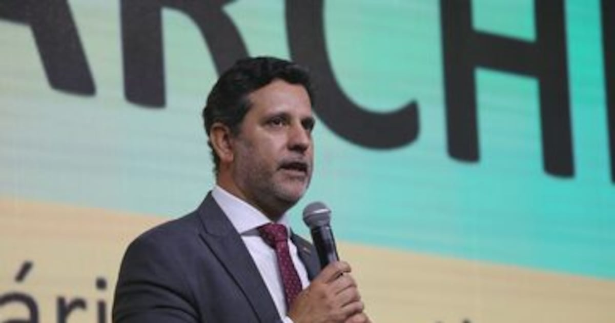 Ministro da Educação defende Pé-de-Meia e planeja expansão para todo o ensino médio público
