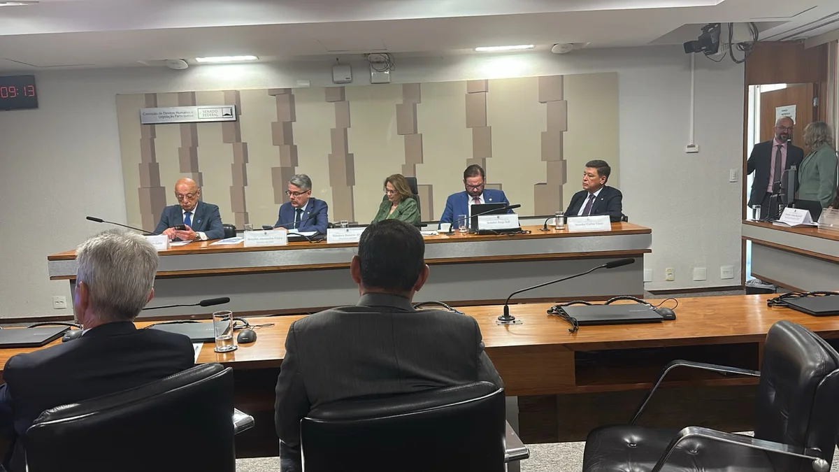 Imagem da matéria: Senadores se reúnem em comissão para acompanhar julgamento de Moraes