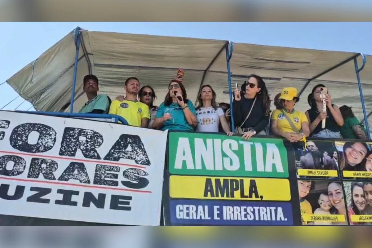 Bia Kicis em ato em Brasília em dia de sessão do STF