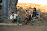 Zack Snyder ao lado do elenco de Rebel Moon