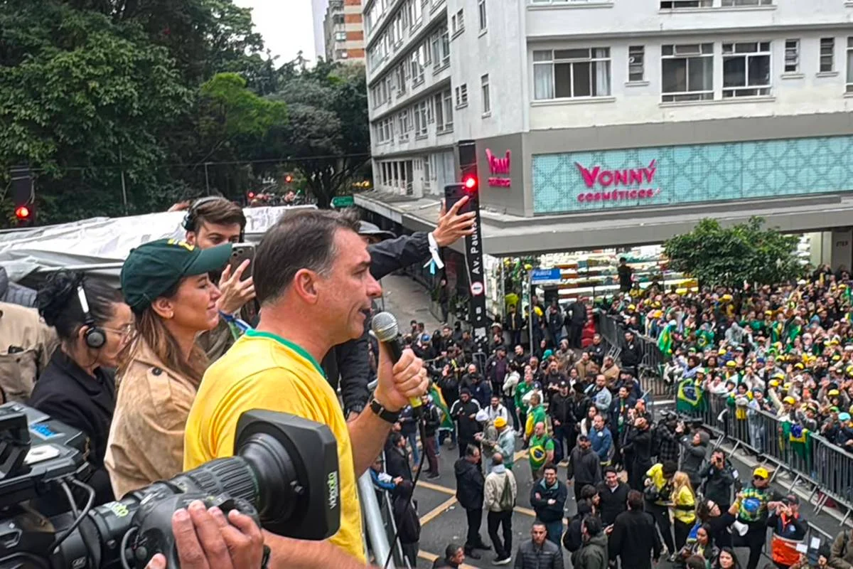 Flávio Bolsonaro em comício na Avenida Paulista, no 7 de Setembro - Metrópoles
