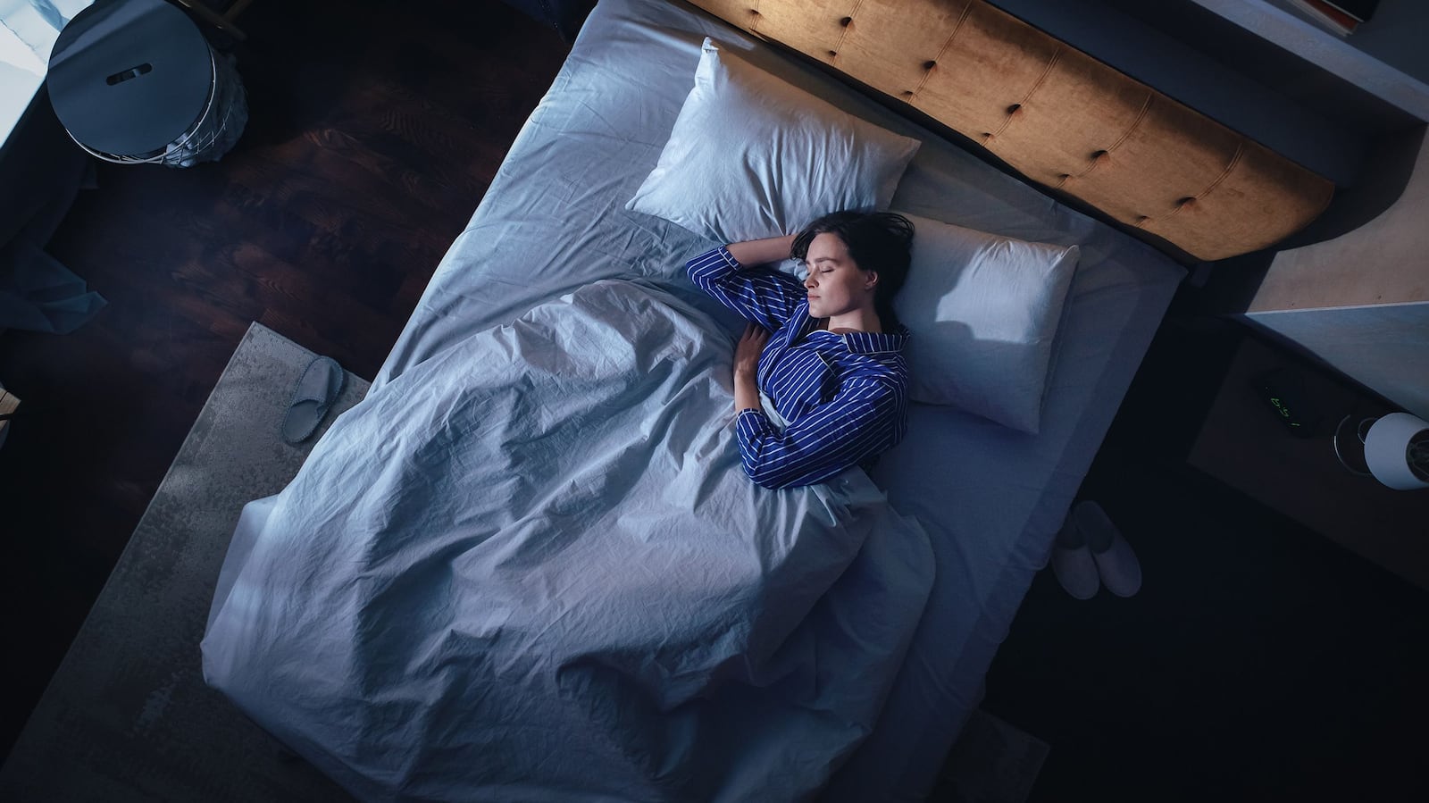 Especialistas recomendam usar cortinas blackout e máscaras de dormir para bloquear a luz gorodenkoff/iStockphoto/Getty Images via CNN Newsource