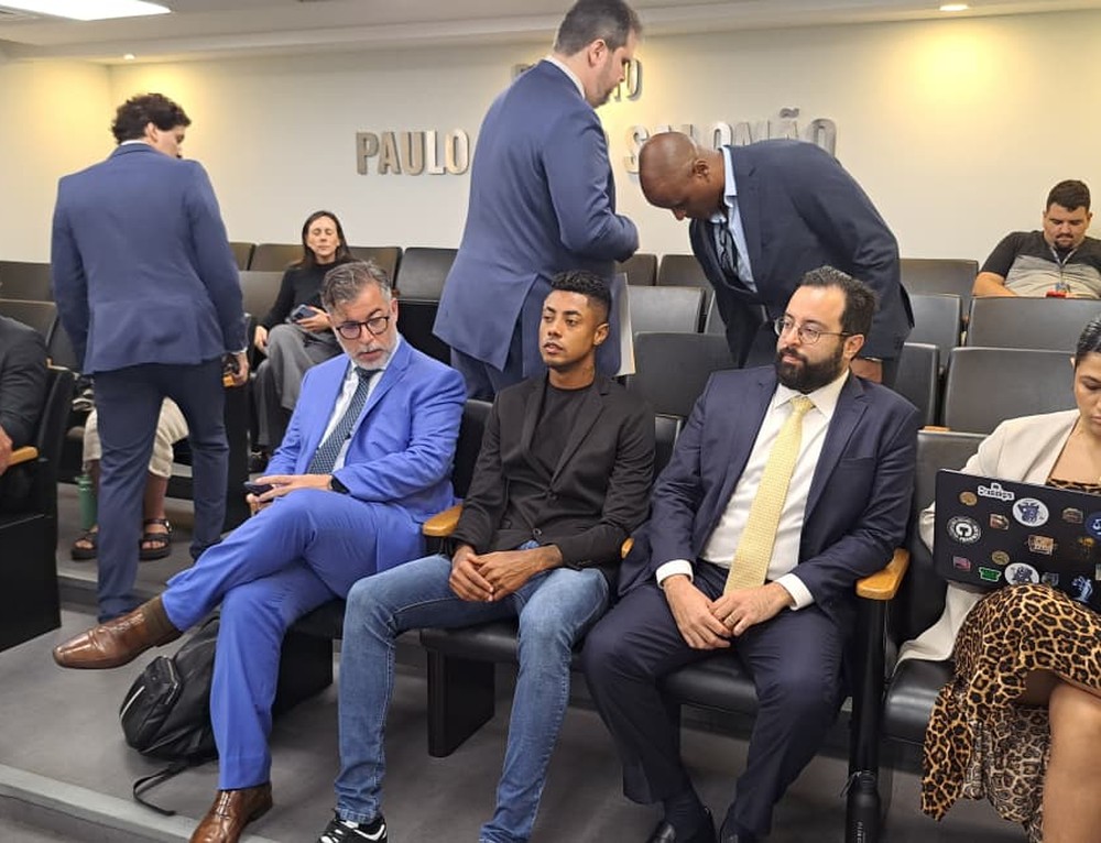 Bruno Henrique comparece presencialmente a julgamento no Pleno do STJD — Foto: Davi Ferreira