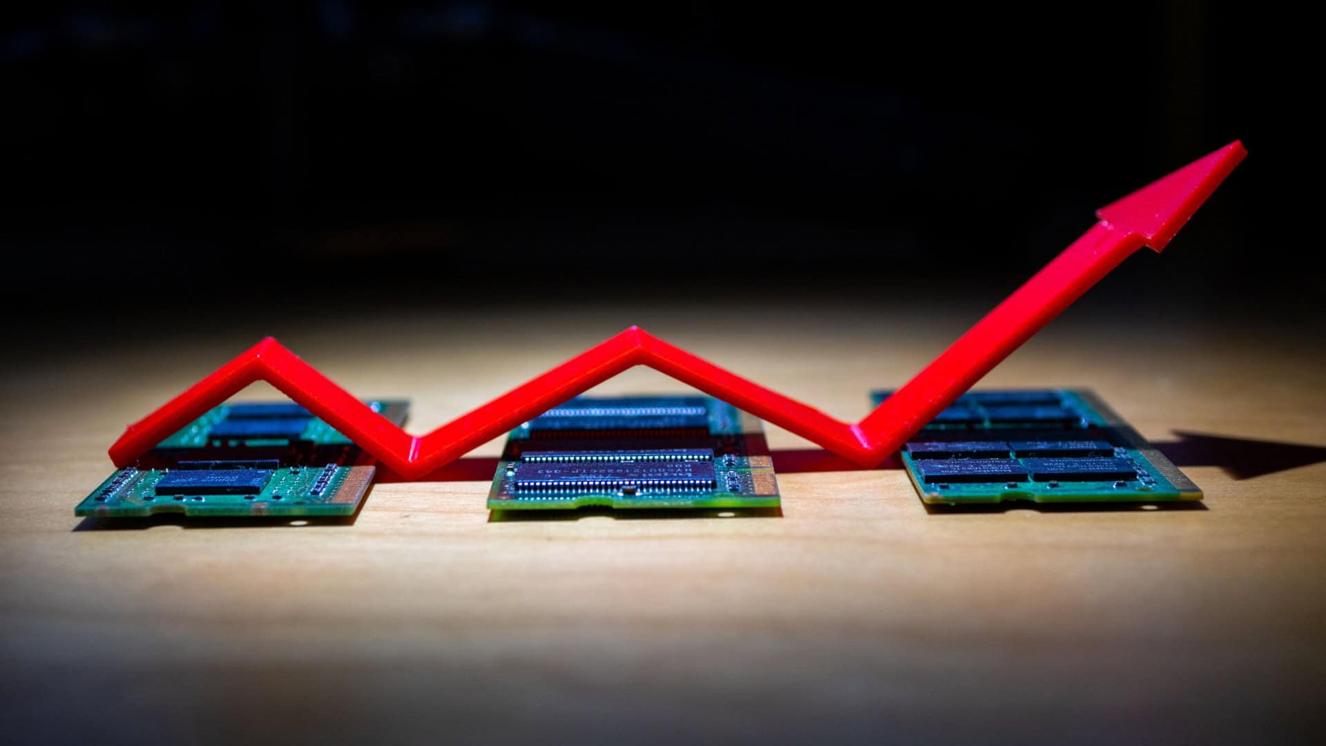 Escassez de memória força fabricantes a testar chips, mudar projetos e rever preços dos aparelhos