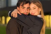 Dudu Camargo e Saory Cardoso posam abraçados para as redes sociais