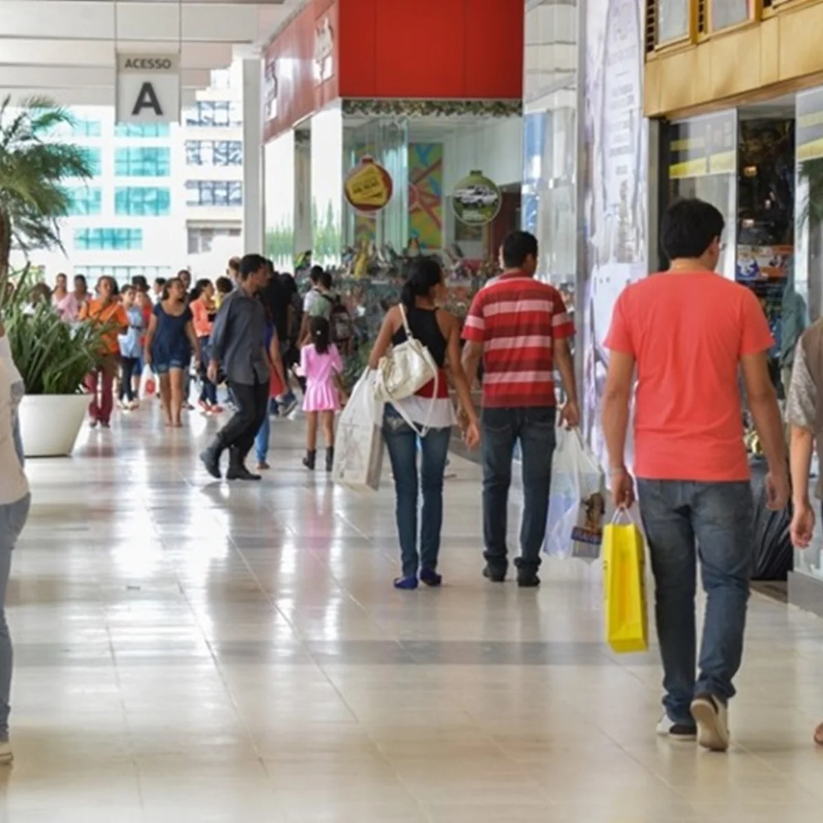 Vendas no varejo nacional caem 0,8% em julho, diz IBGE