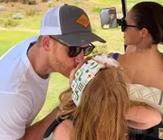 Príncipe Harry dá selinho na filha,
