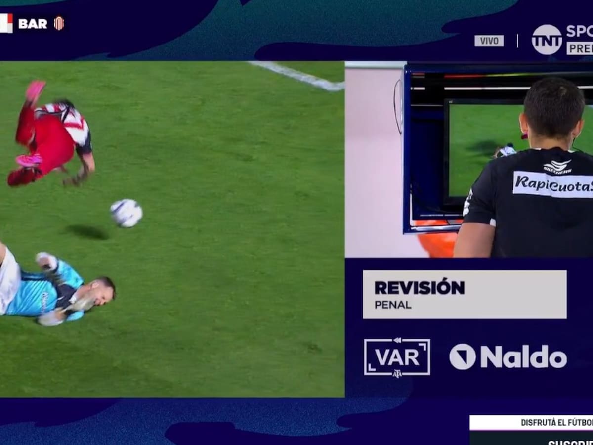El momento en el que Zunino revisa la jugada en el VAR (le trata de mostrar que hubo penal para Barracas) y se mantiene en su decisión: "¡No es penal, muchachos!"