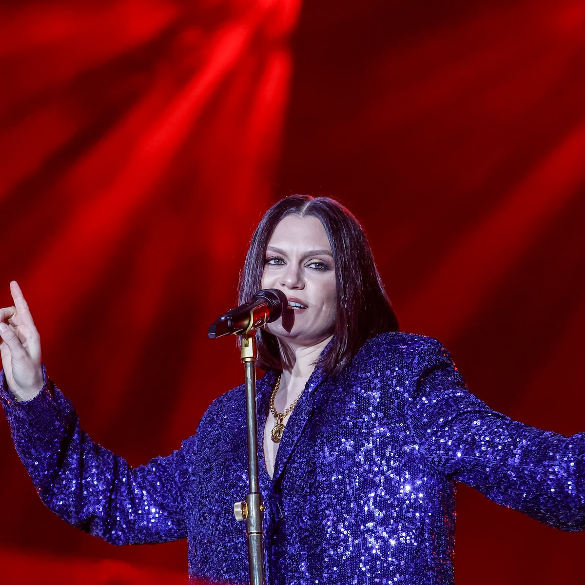 O que é a cirurgia reconstrutiva que a cantora Jessie J fará pela segunda vez após câncer de mama?
