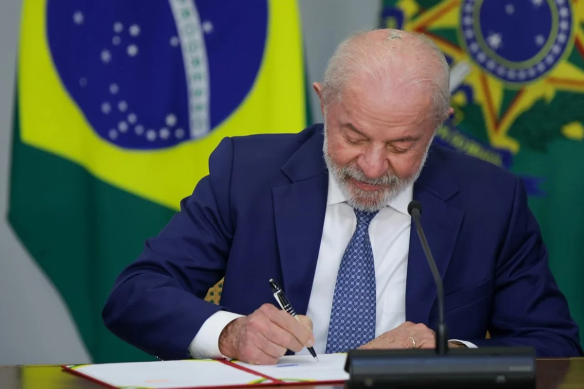 imagem colorida de lula assina medida provisória que acaba com a taxa das blusinhas