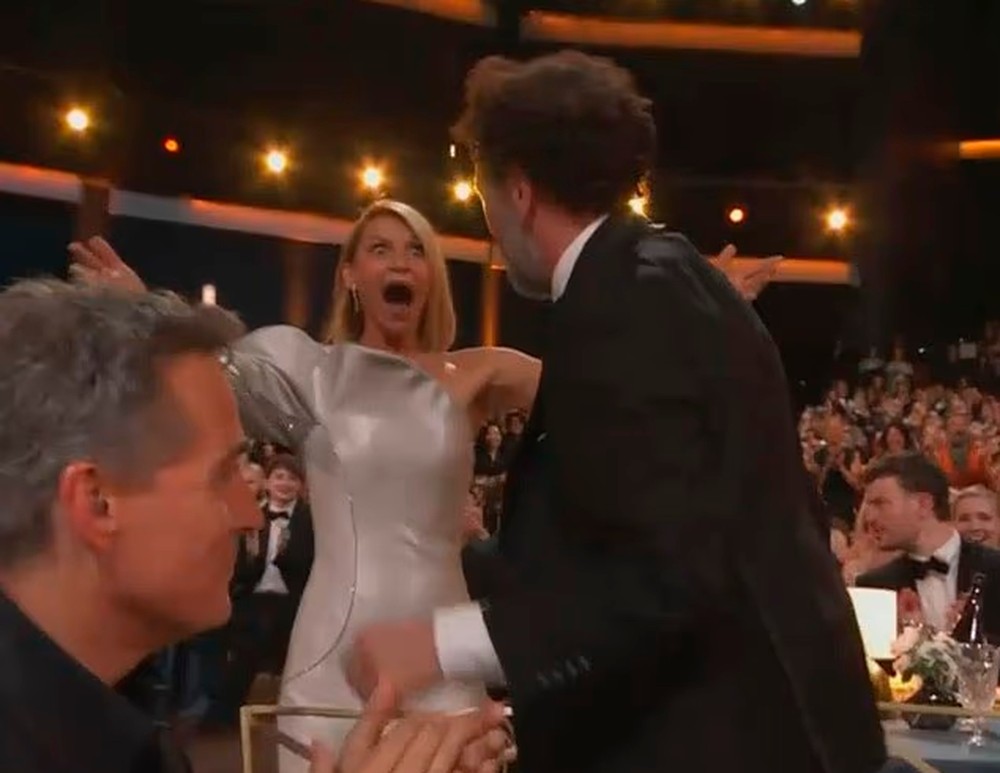 Matthew Rhys comemora vitória no Emmy com Claire Danes — Foto: reprodução